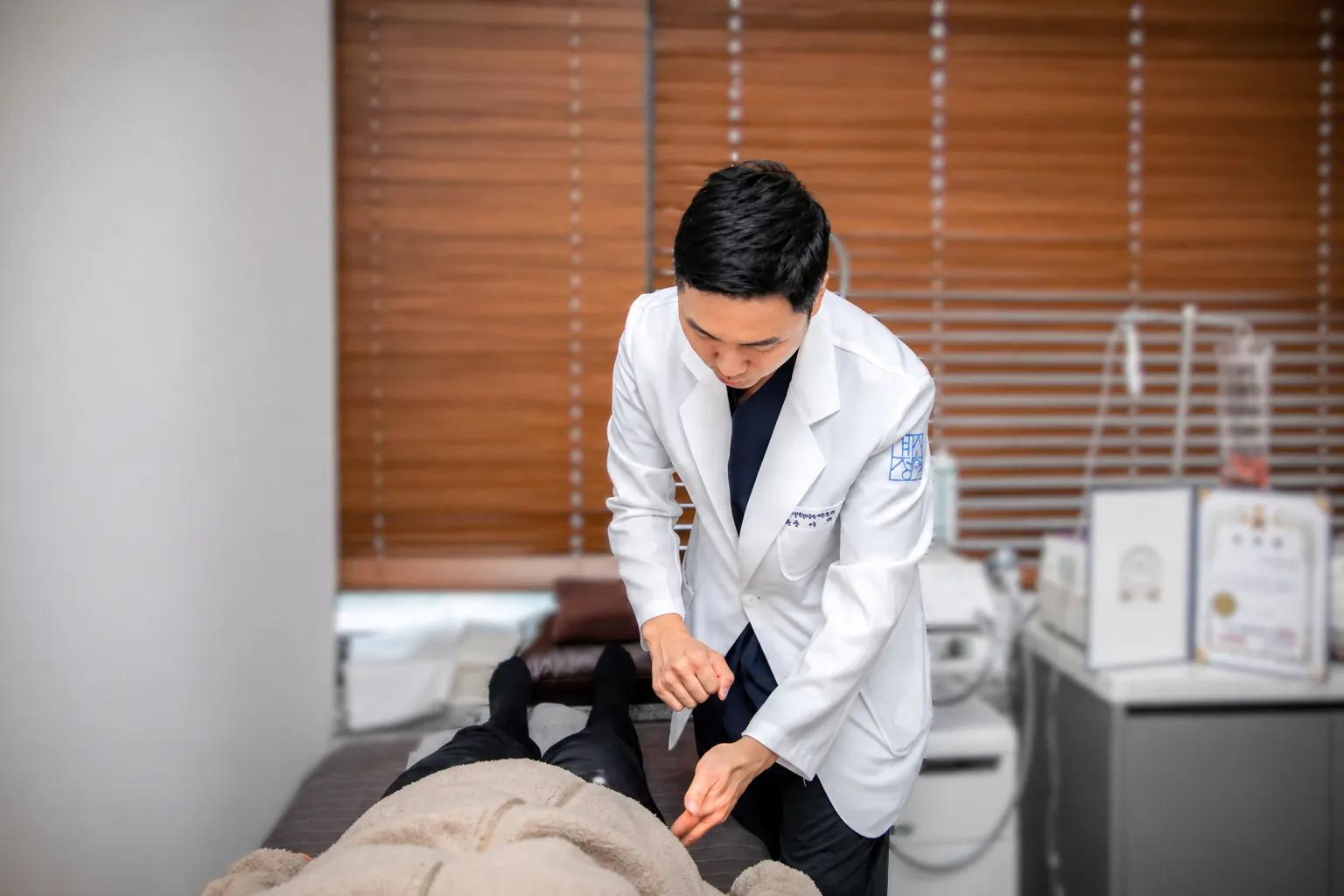 이동환 원장 도수 평가 검사 장면